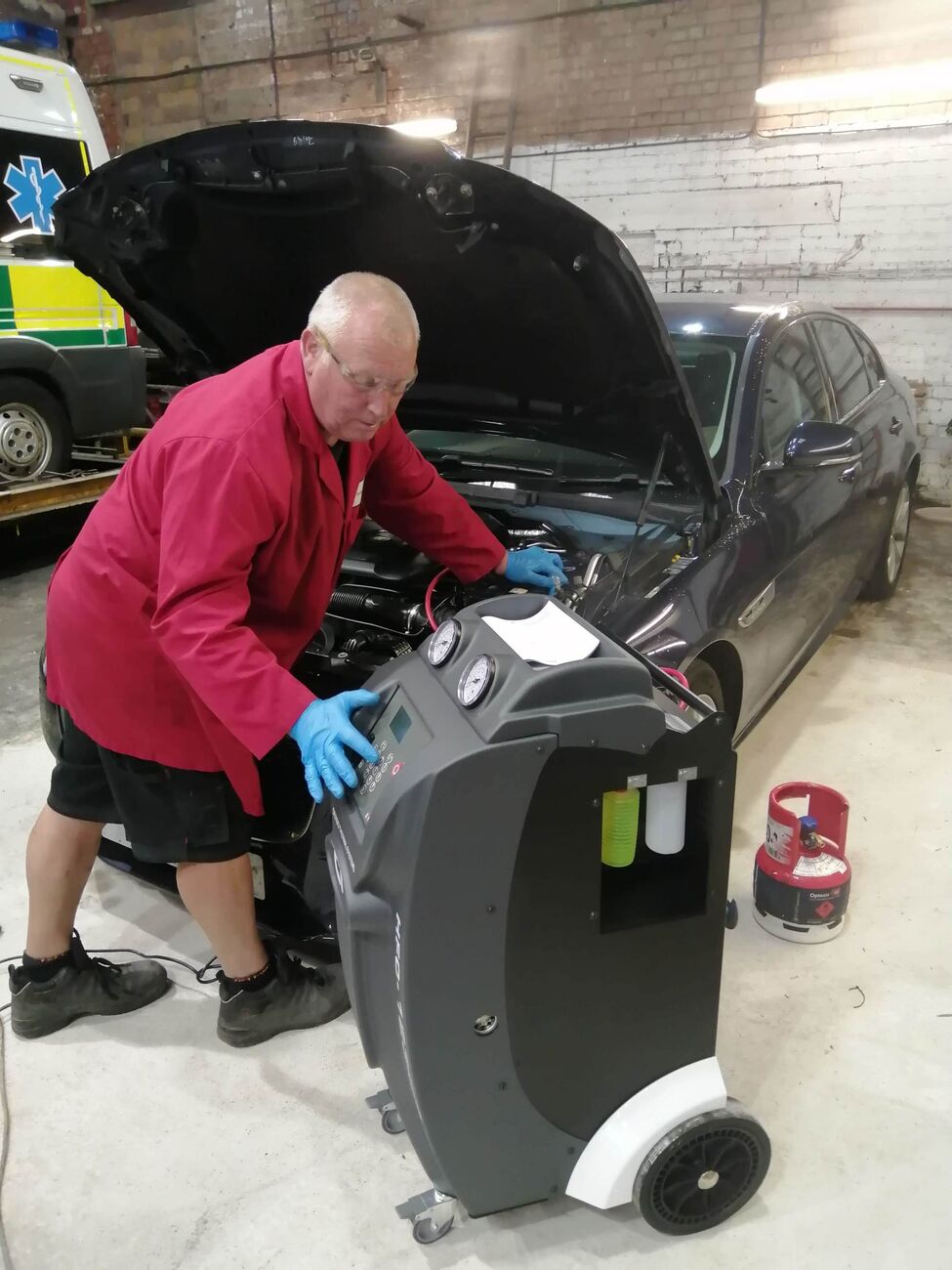 Air conditioning re-gas machine connected to a car